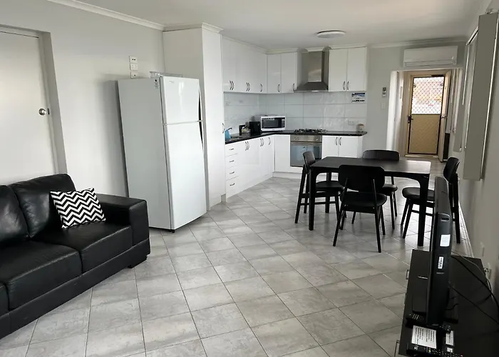 Beachside & Jetty View Apartment 7 - Sea Eagle Nest Apartment